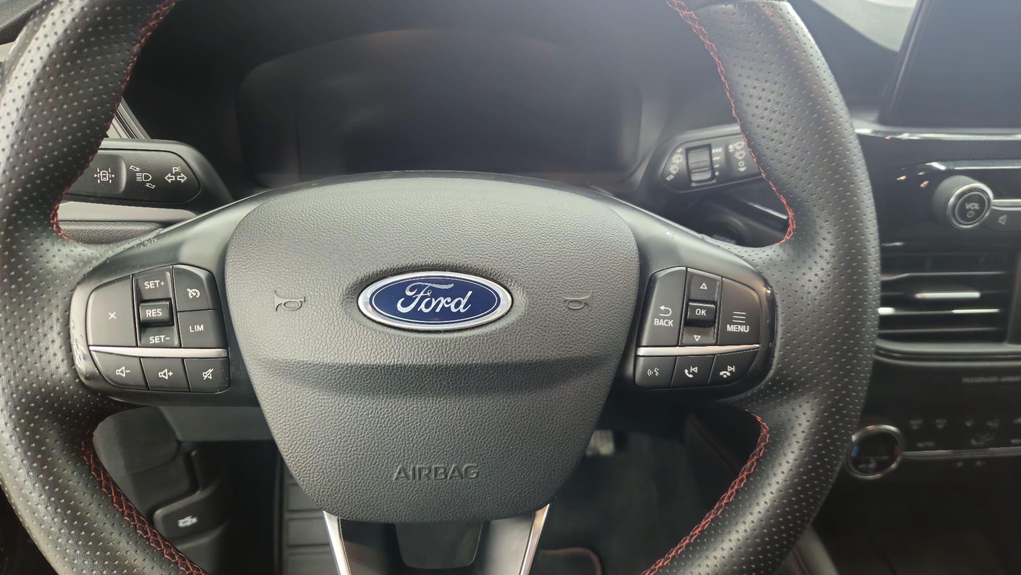 
								FORD KUGA ST-LINE 1.5 ECOBLUE full									