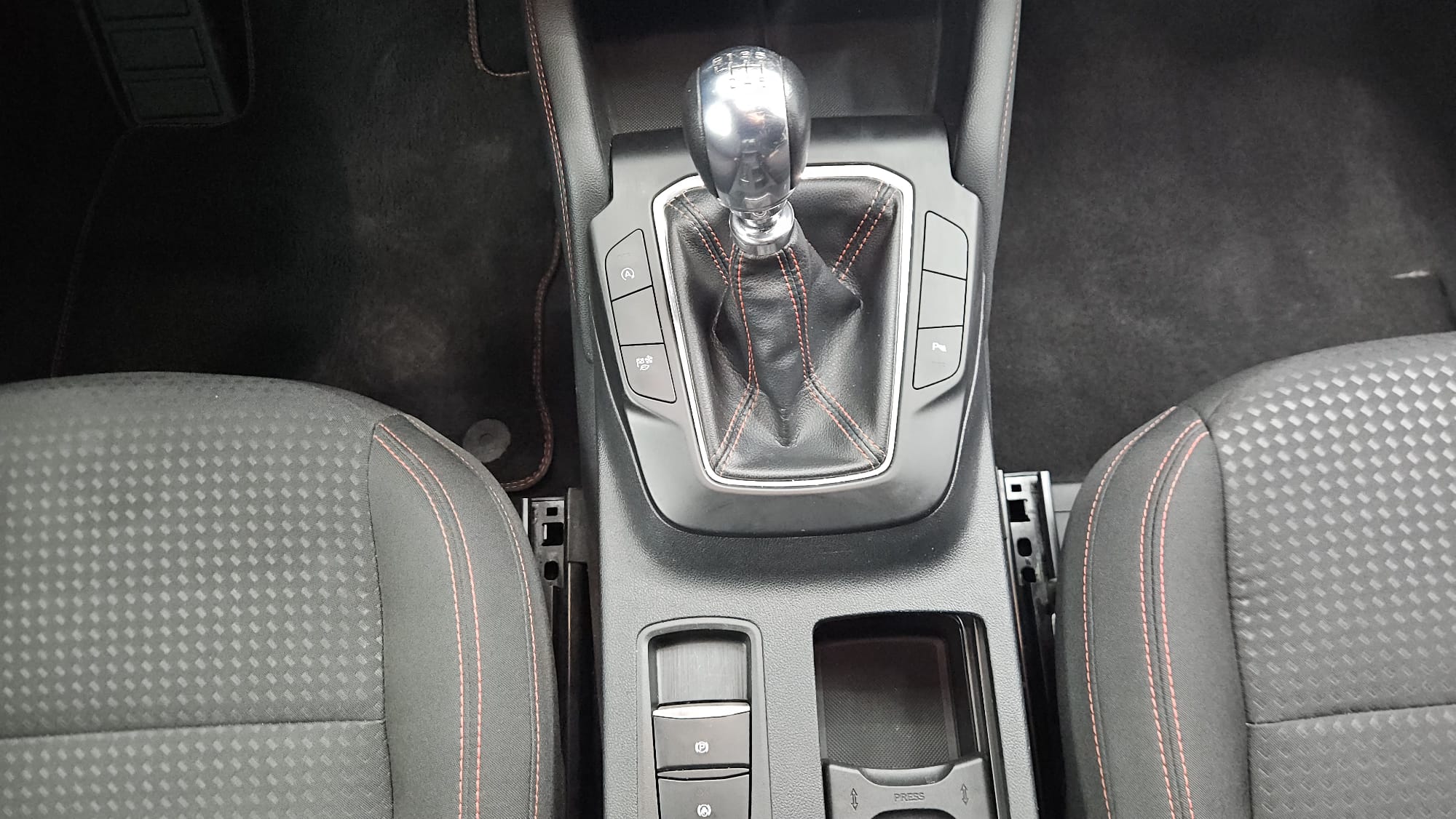 
								FORD KUGA ST-LINE 1.5 ECOBLUE full									