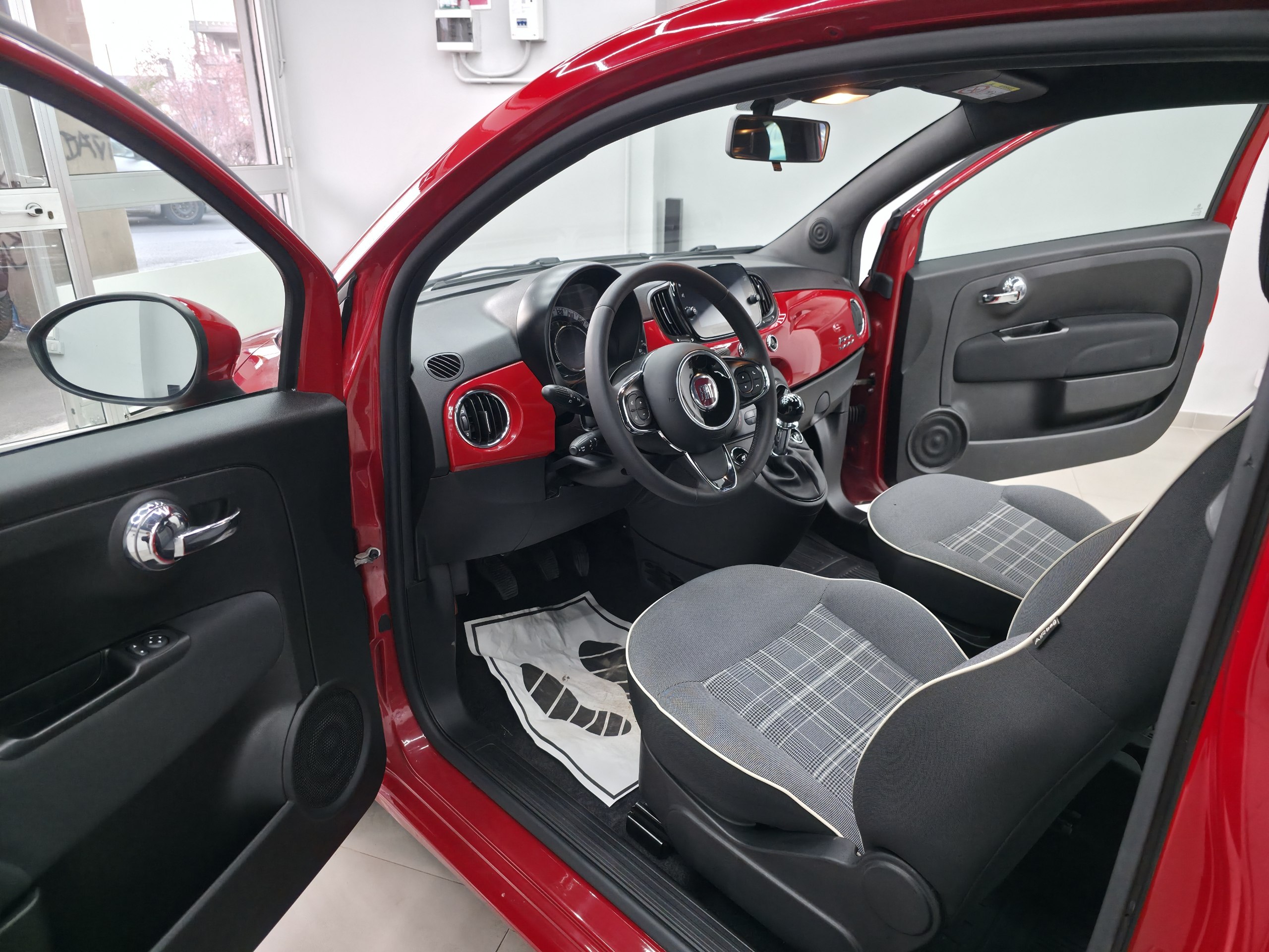 
								FIAT 500 LOUNGE full									